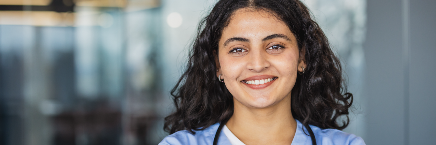 Médica con uniforme hospitalario y estetoscopio. Posgrado en Ayurveda Integrativo para profesionales con licencia médica.