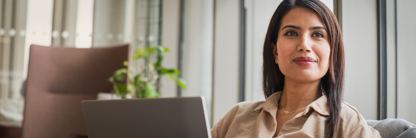 Mujer estudia con laptop. Formación introductoria en línea: Fundamentos del Ayurveda Integrativo.