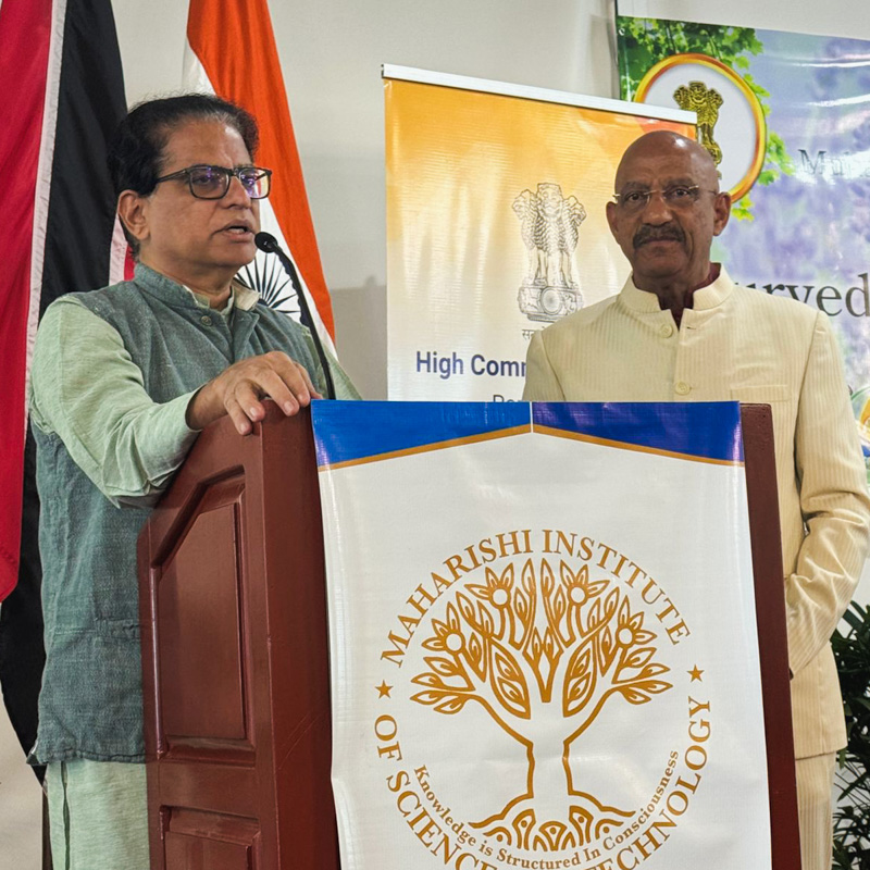 El Prof. Dr. Hariharan Seetharaman, Decano de The University of the West Indies, presenta la importancia de la medicina integrativa junto al Prof. Carl Camelia, Vicerrector de UMLAC, durante el congreso de Ayurveda en la Alta Comisión de India, Puerto España, Trinidad y Tobago.